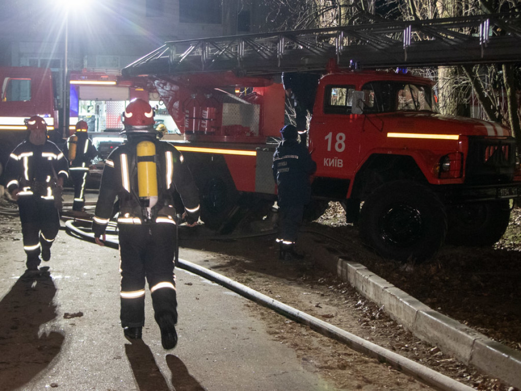 При пожаре на Харьковском шоссе в Киеве погибли двое людей (ФОТО)