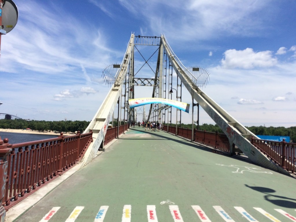 Карантин в действии: В Киеве на опоры пешеходного моста взобрались двое парней (ВИДЕО)