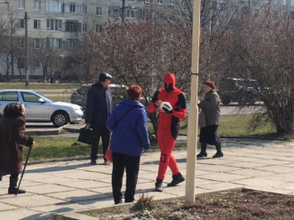 По Львову ходит «человек-паук» и раздает пенсионерам маски (ФОТО)