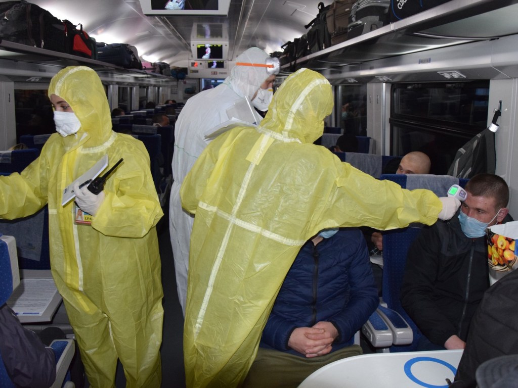 Во Львов прибыло два поезда с эвакуированными из Польши украинцами – как их встречали пограничники (ФОТО, ВИДЕО)