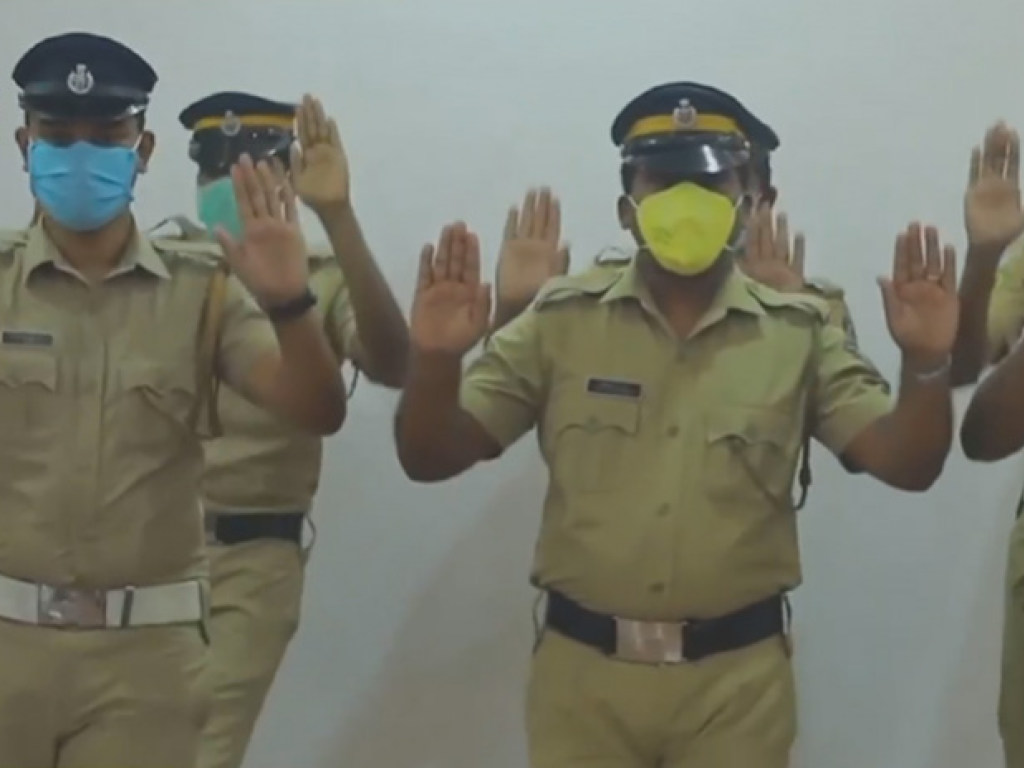 Полицейские с помощью танцев показали, как нужно мыть руки при коронавирусе (ФОТО, ВИДЕО)