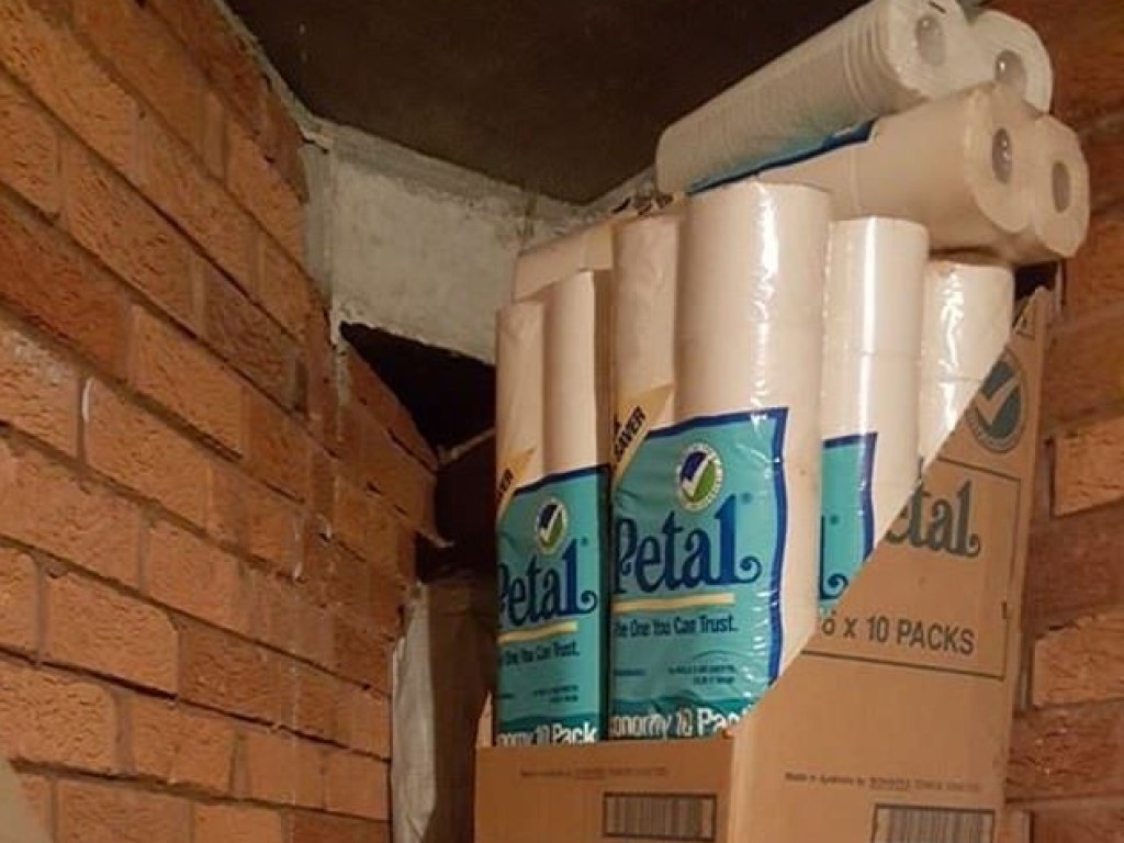 Житель Австралии нашел в кладовке тайник с 270 рулонами туалетной бумаги (ФОТО)