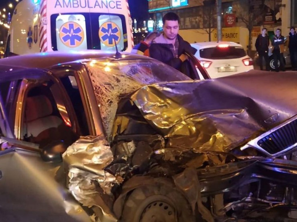 Пьяный водитель устроил ДТП в центре Киева (ФОТО)