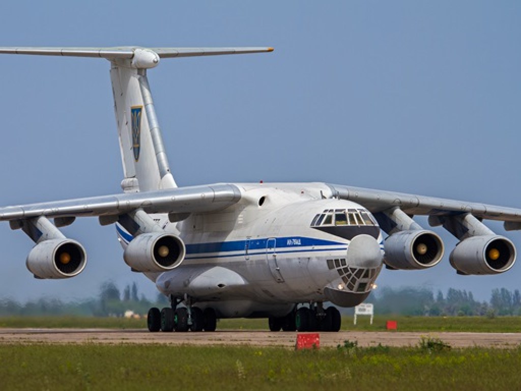 Украина отправила военный самолет за масками и аппаратами ИВЛ в Китай