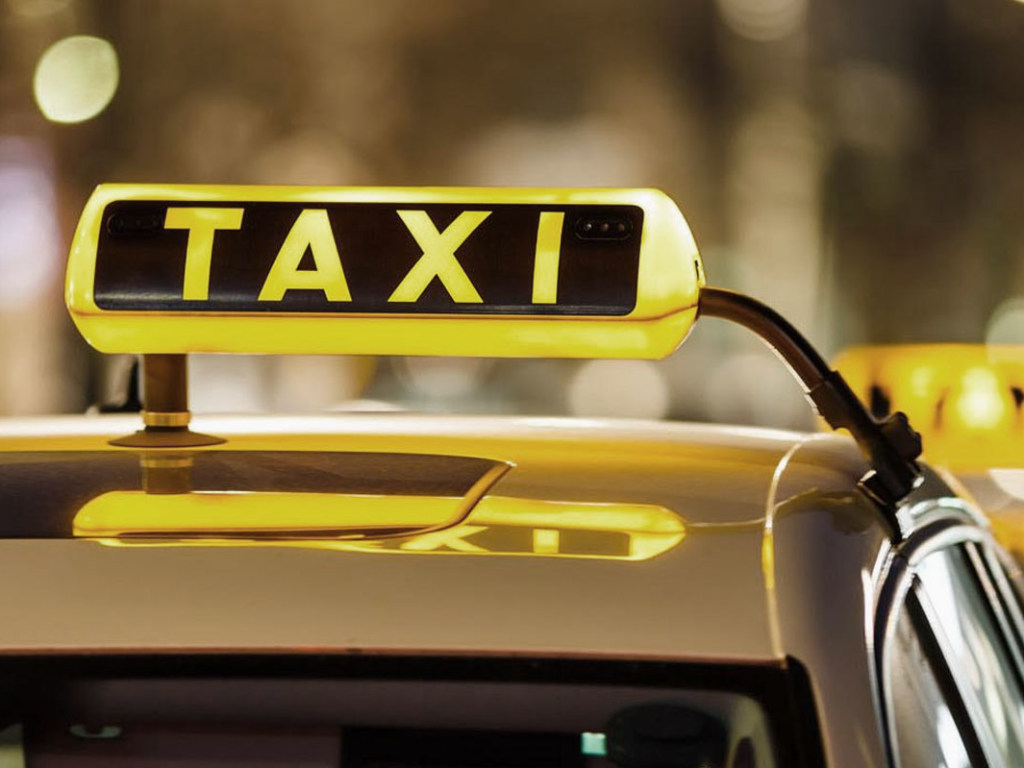 Киевские таксисты будут бесплатно возить врачей на работу в обмен на неуплату налогов – эксперт