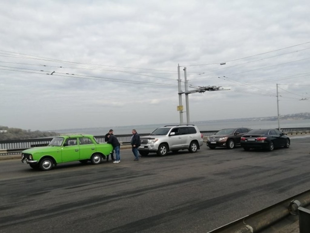 На мосту в Николаеве произошло тройное ДТП (ФОТО)