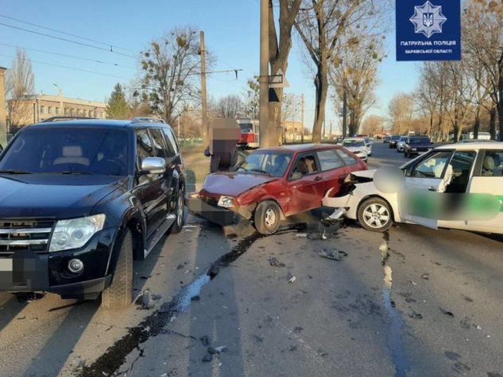 В Харькове произошло тройное ДТП: пострадал водитель (ФОТО)
