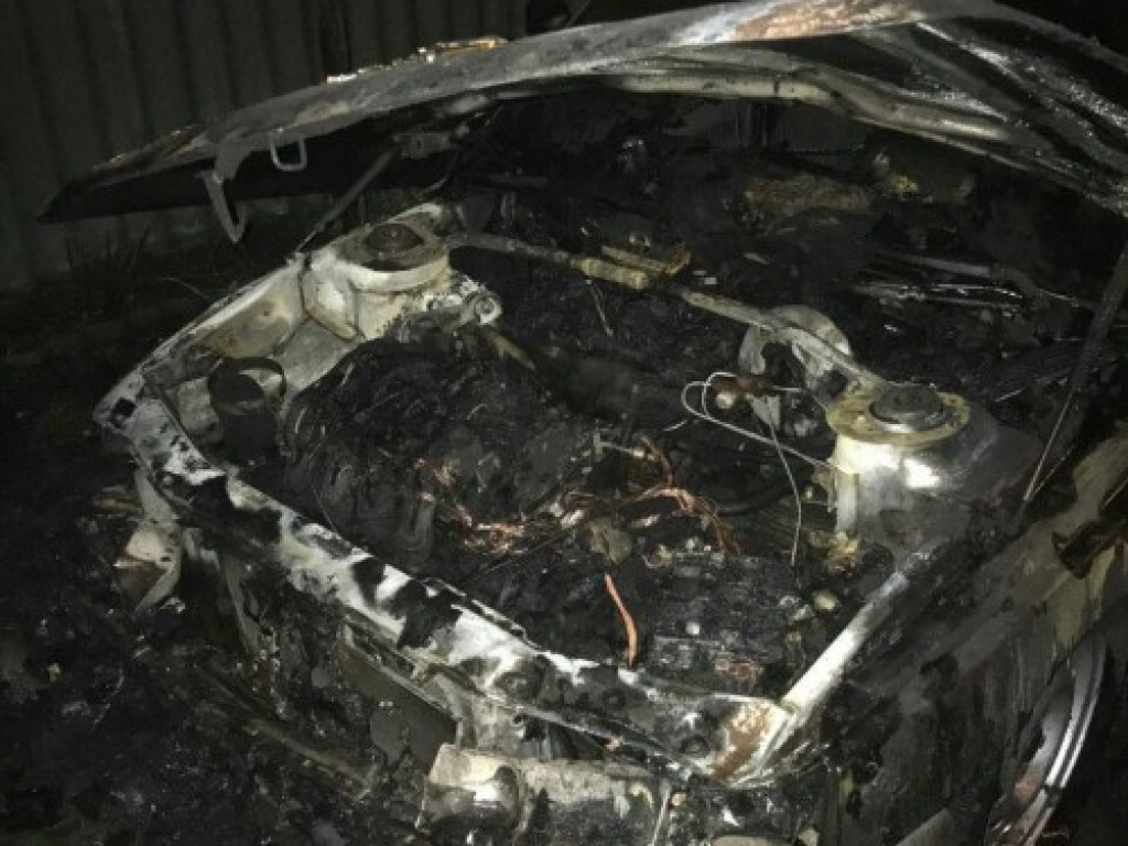 В Харькове горел автомобиль (ФОТО)