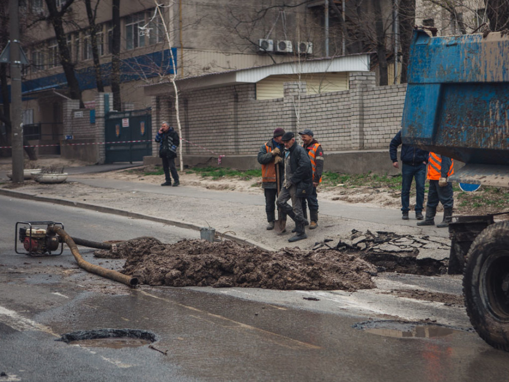 КрАЗ в Днепре провалился в яму на дороге (ФОТО, ВИДЕО)