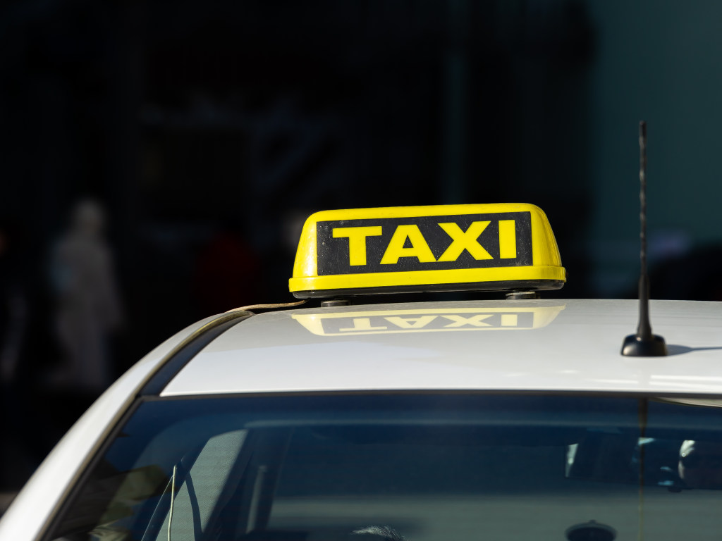 Приостановка движения пассажирского транспорта в Киеве: как будут работать службы такси