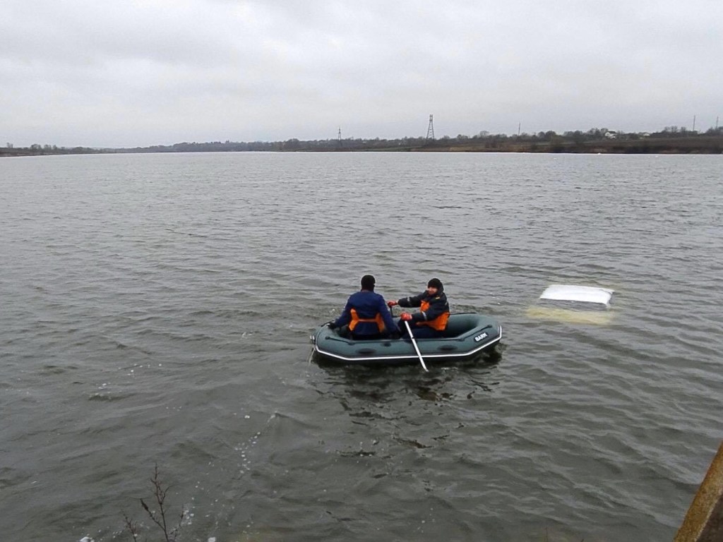 В Винницкой области спасатели ГСЧС нашли на дне водоема «шестерку» (ФОТО)