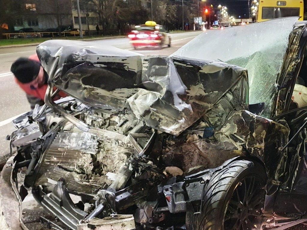 На проспекте в Киеве столкнулись автобус и Audi: спасатели вытащили водителя из разбитого авто (ФОТО)