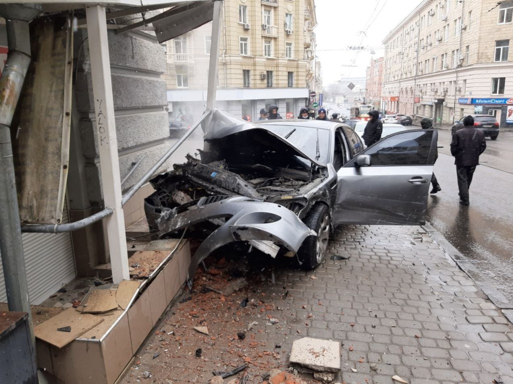 Серьезное ДТП в центре Харькова: иномарка врезалась в дом (ФОТО)