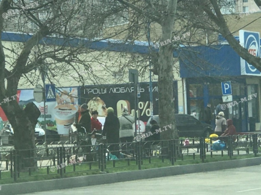 Карантин не помеха: в Мелитополе увидели уличных торговцев (ФОТО)