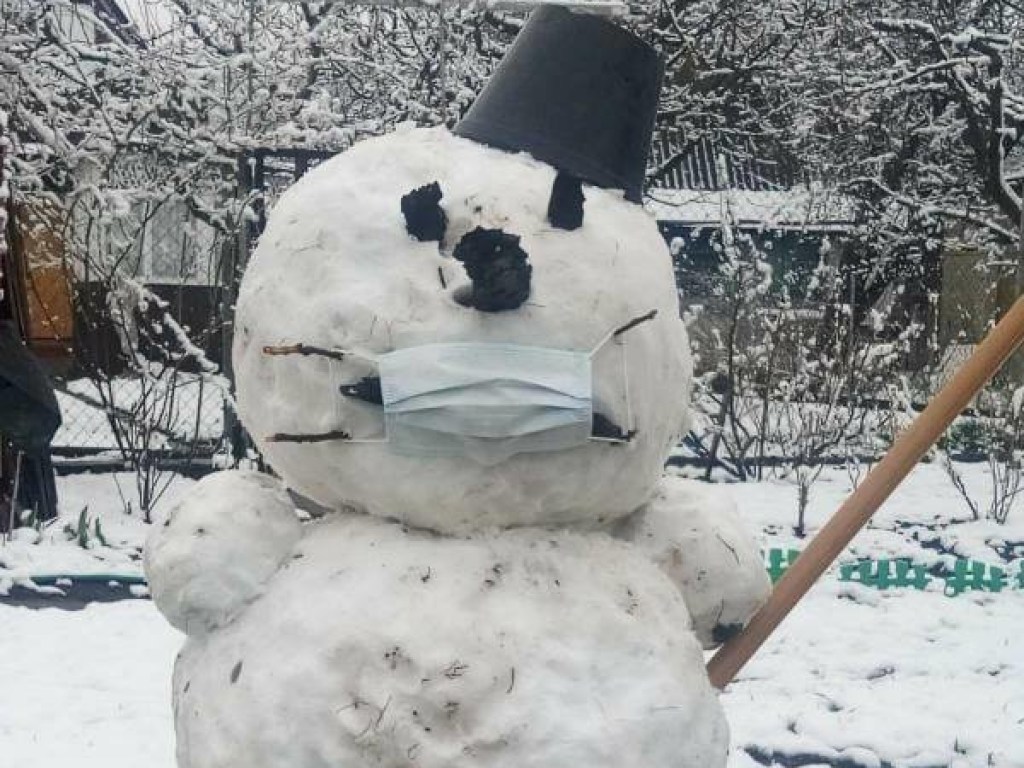 Под Киевом увидели «коронавирусного» снеговика (ФОТО)