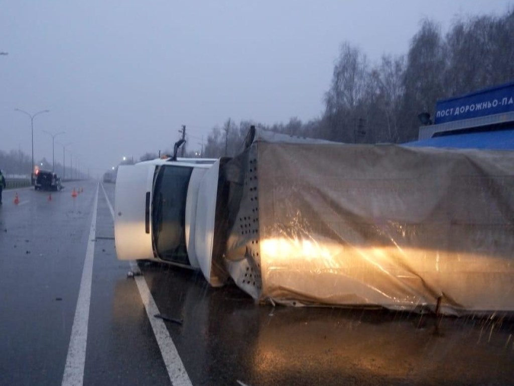 На трассе Киев-Харьков столкнулись легковушка и грузовик: 7 пострадавших (ФОТО)