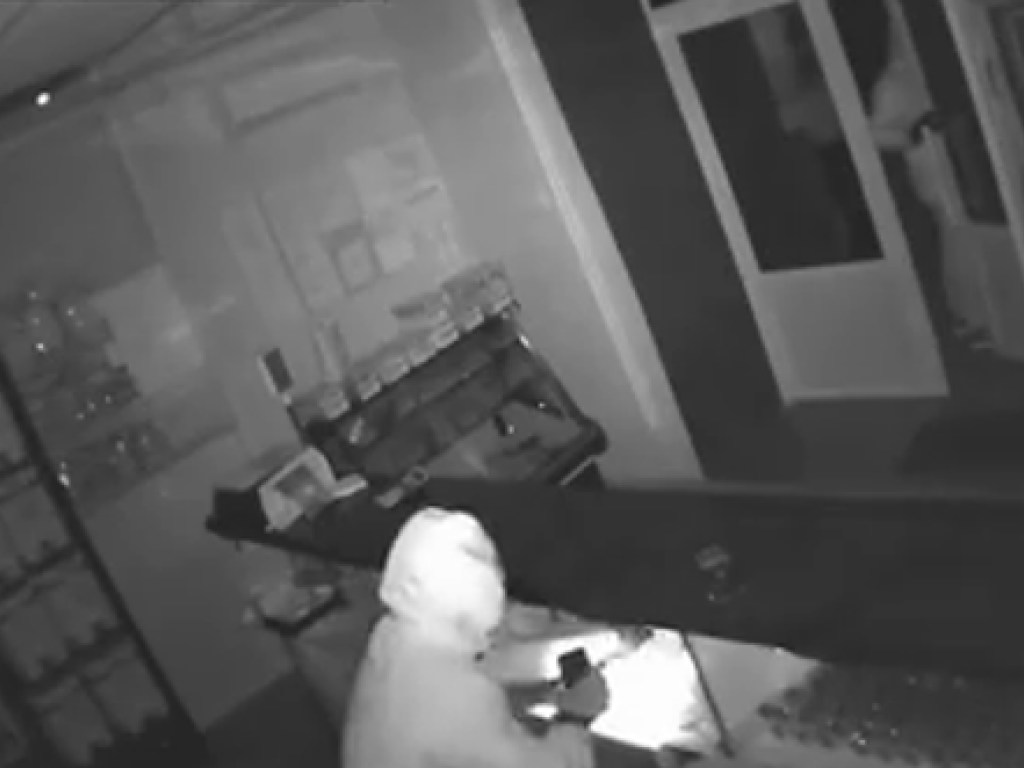 Ограбление пивного магазина в Черкассах попало на видео