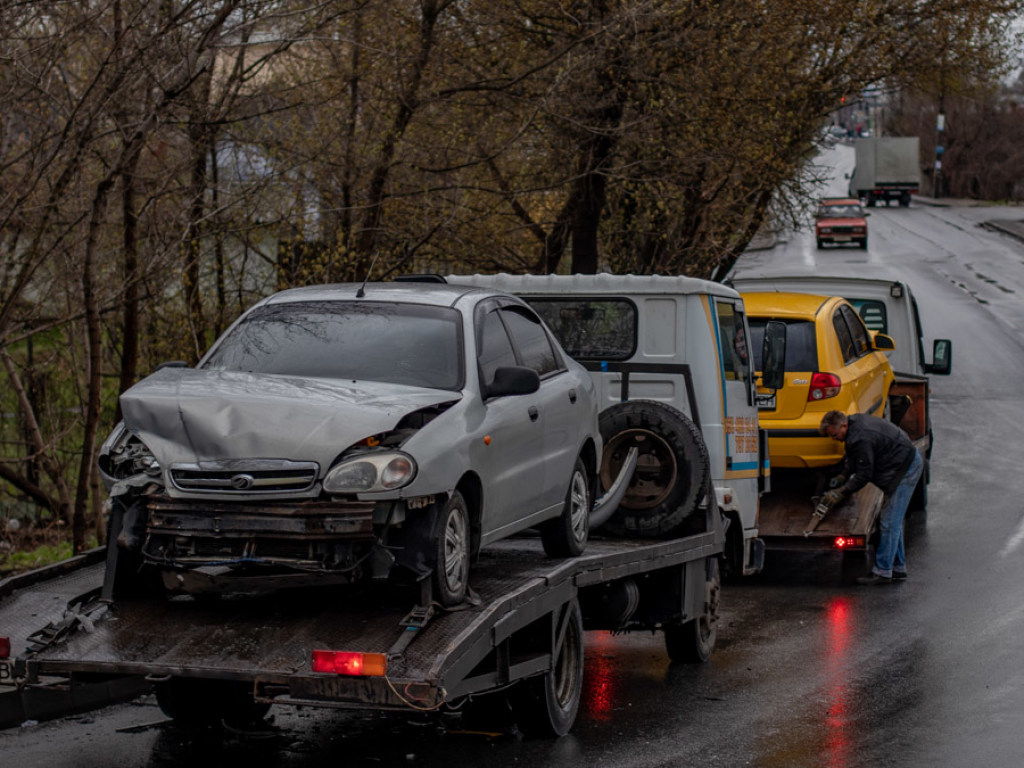 ДТП на скользкой дороге: ЗАЗ и Hyundai столкнулись в Днепре (ФОТО)