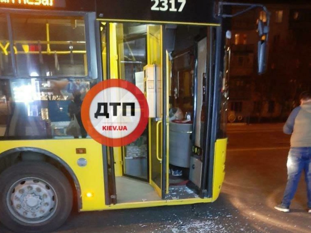 «Карантин в действии»: в Киеве разъяренный пассажир разбил стеклянную дверь автобуса (ФОТО)