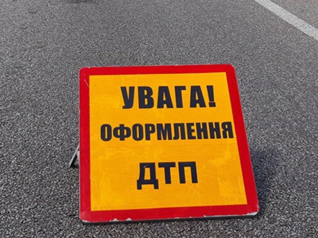 На трассе под Одессой перевернулась фура (ВИДЕО)