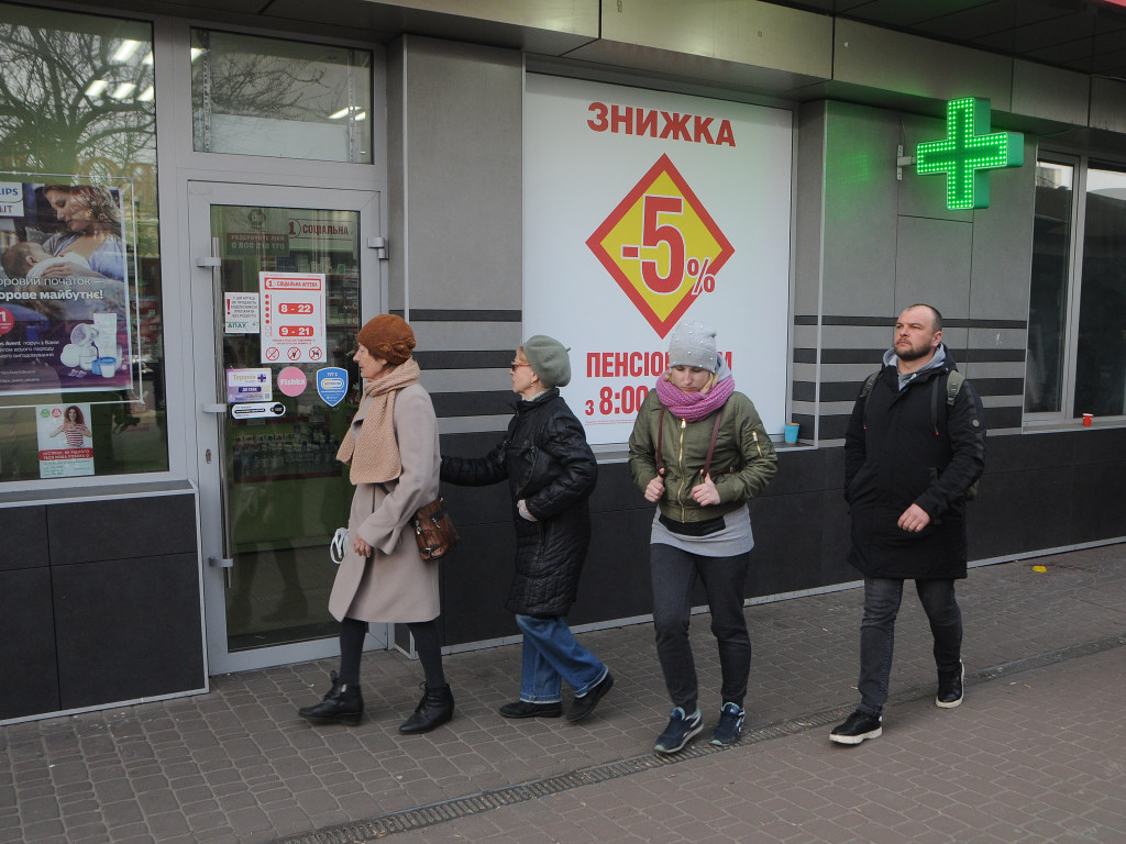 Карантин в Киеве: городские власти вводят ограничения на посещение магазинов и аптек