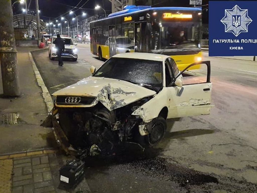 ДТП с пьяным водителем: В Киеве авто Audi протаранило забор (ФОТО) 