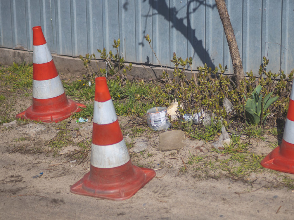 В Днепре активисту на забор возле дома повесили «взрывчатку» (ФОТО)