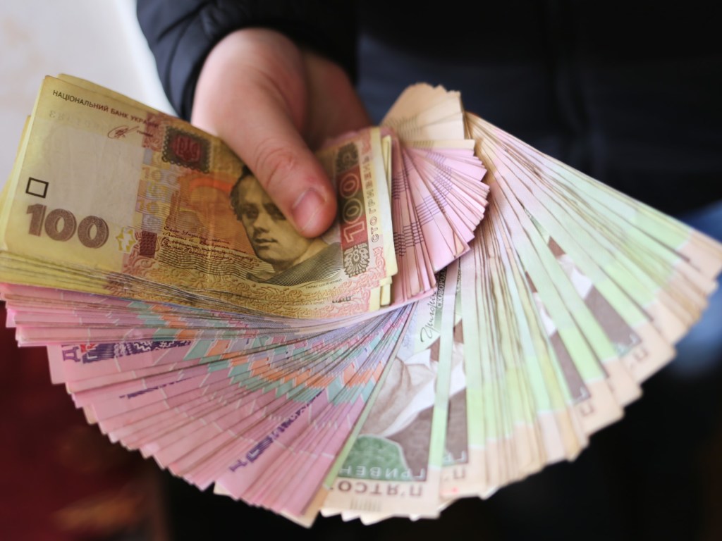 Украинцам на время карантина доплатят по 300 гривен: кто получит помощь