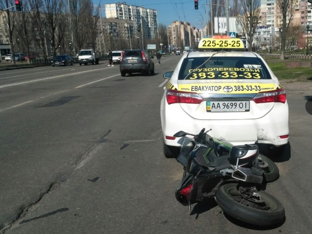 В Киеве на Оболони автомобиль такси столкнулся с курьером на мотоцикле (ФОТО)