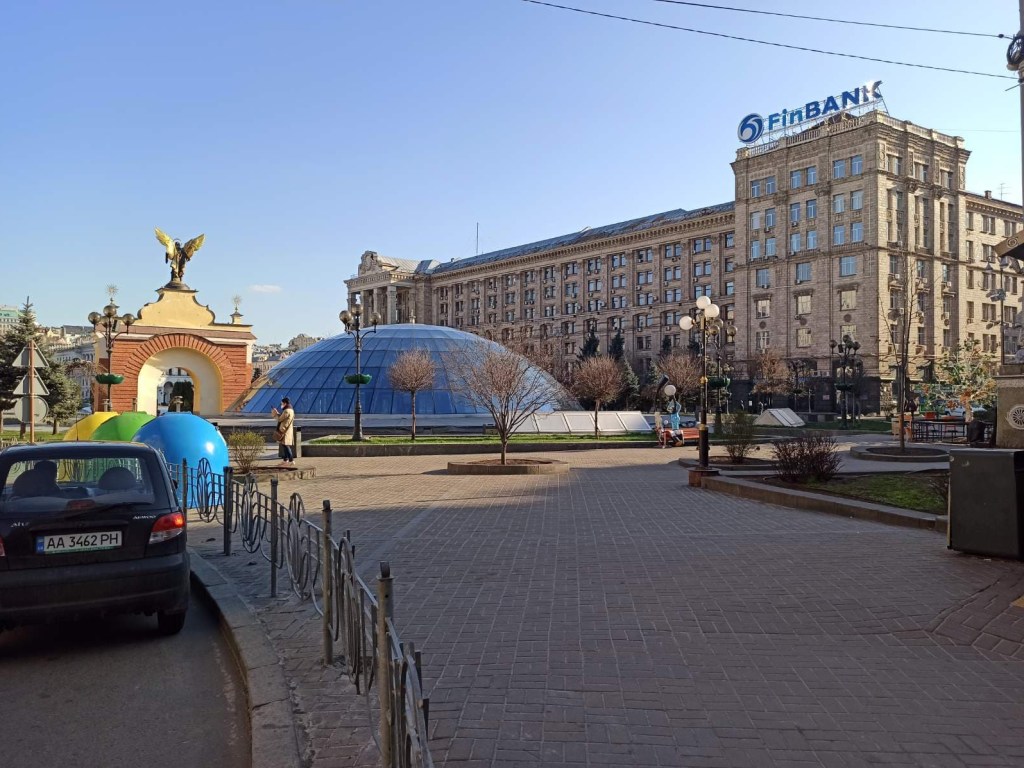 Как выглядит Киев в карантин: Безлюдные улицы, пустые магазины и аптеки без масок (ФОТО)