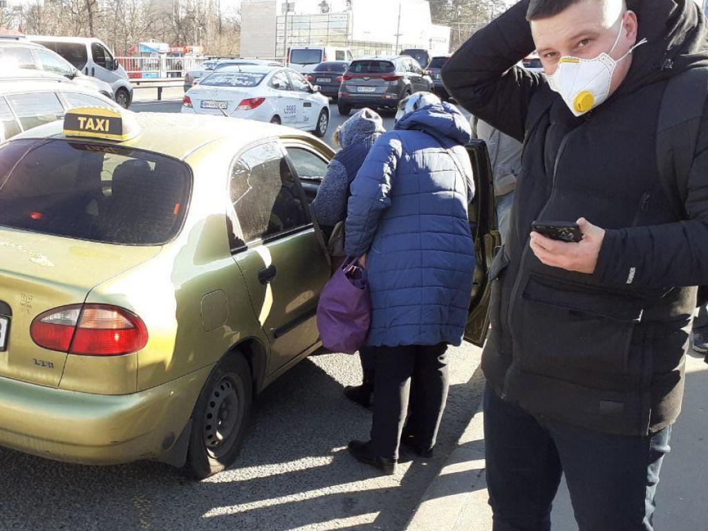 Первый день полной остановки транспорта в Киеве: как люди добираются на работу (ФОТО)