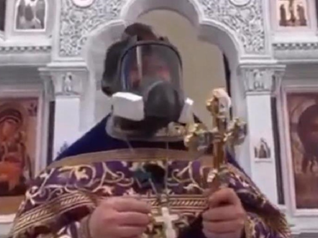 «Нечисть проклятая»: священник в противогазе рассмешил прихожан (ФОТО, ВИДЕО)