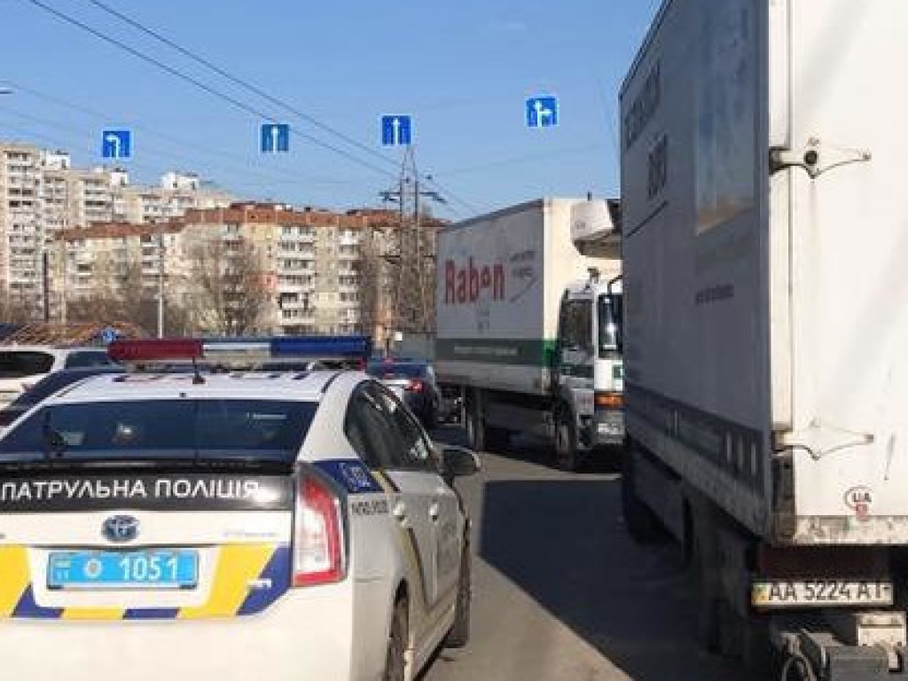 В Киеве грузовик Mercedes проехал через встречную полосу и разбил два авто (ВИДЕО)