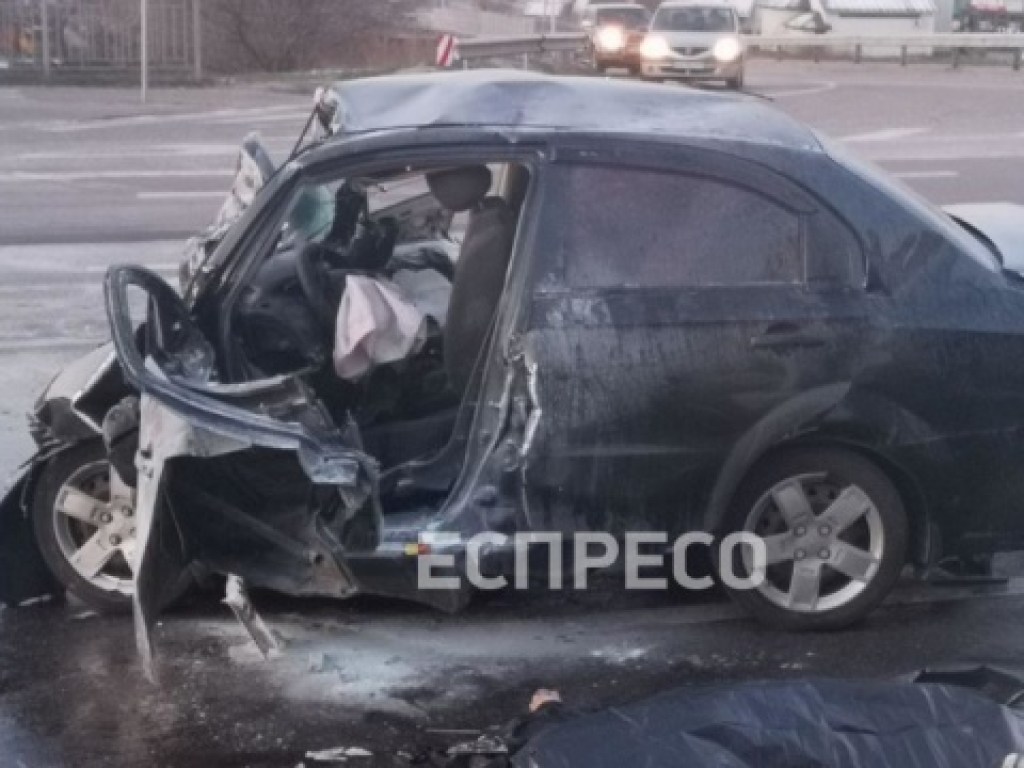 Есть погибшие: В Киеве инкассаторское авто столкнулось с легковушкой на Южном мосту (ФОТО)