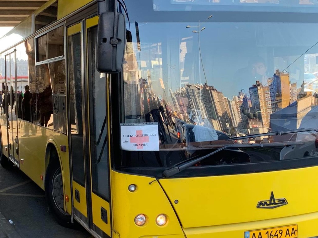 Запрет на движение общественного транспорта в Киеве: что происходит на остановках (ФОТО)