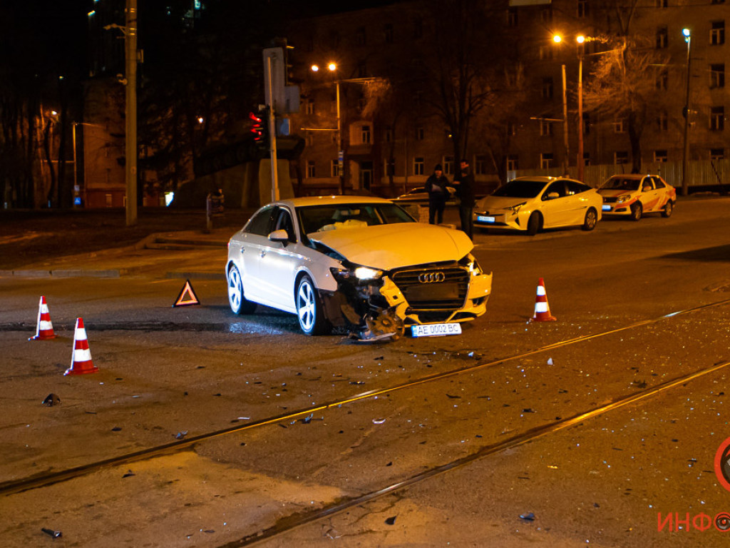В Днепре Audi врезался в Peugeot, пострадал подросток (ФОТО)