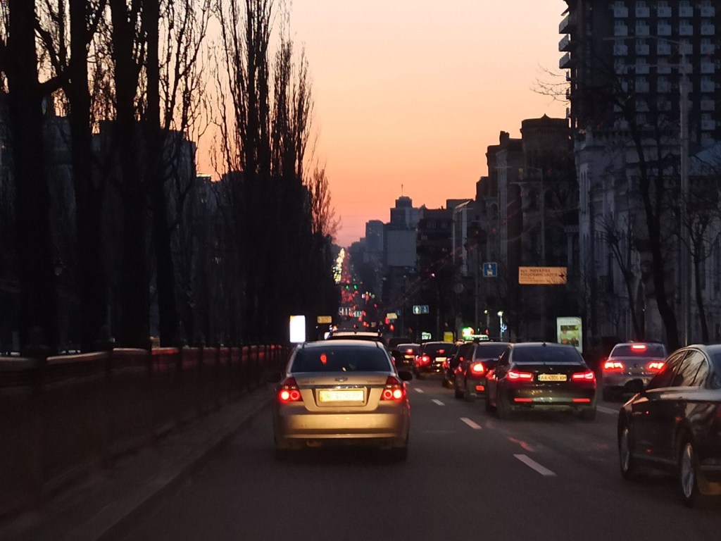 «Масочный режим», много патрульных авто и дефицит в аптеках: Что сейчас происходит на улицах Киева (ФОТОРЕПОРТАЖ)