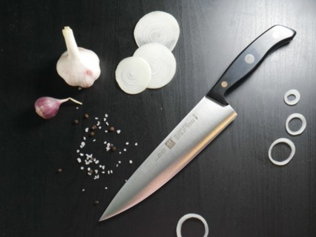 Не захотел помогать на кухне: Жительница Кривого Рога напала с ножом на мужа