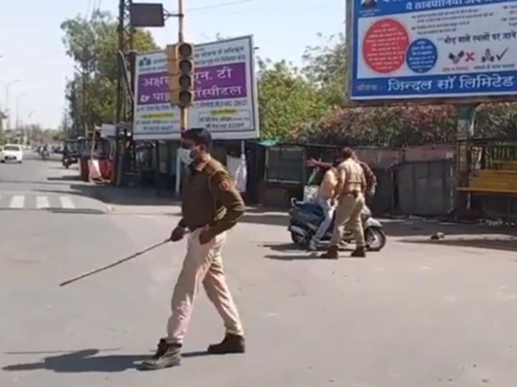 «Карантин из-под палки»: в Индии полиция с дубинками разогнала толпу людей (ВИДЕО)