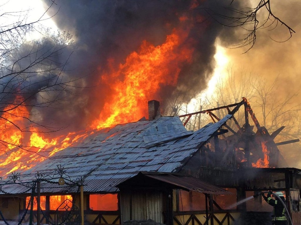 Крупный пожар на Гидропарке в Киеве: горит сразу несколько сооружений (ФОТО)