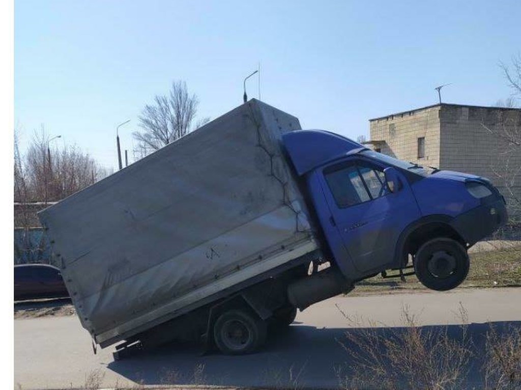 «Газель пошла на взлет»: в Киеве увидели необычный дорожный инцидент (ФОТО)