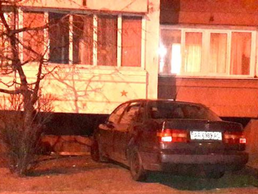 На Позняках в Киеве «герой парковки» нашел «подходящее» место для своего авто (ФОТО)