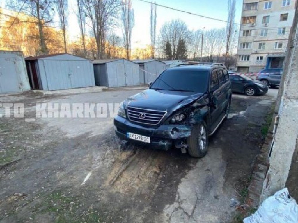 В Харькове криминальный авторитет на Lexus во время побега протаранил несколько авто (ФОТО)