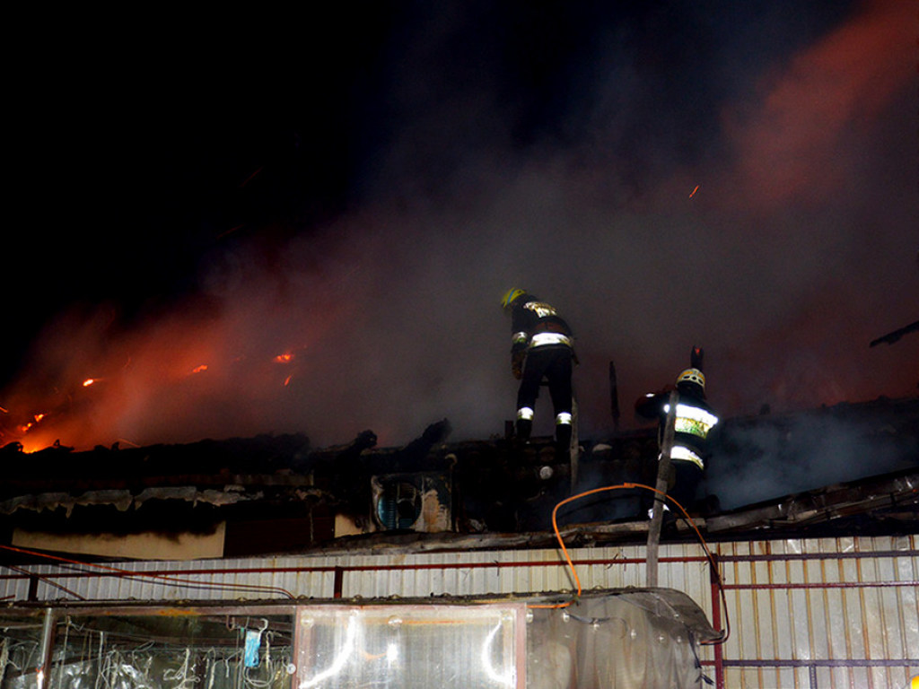 В Днепре пылал дом: пожар пришлось тушить два часа (ФОТО, ВИДЕО)
