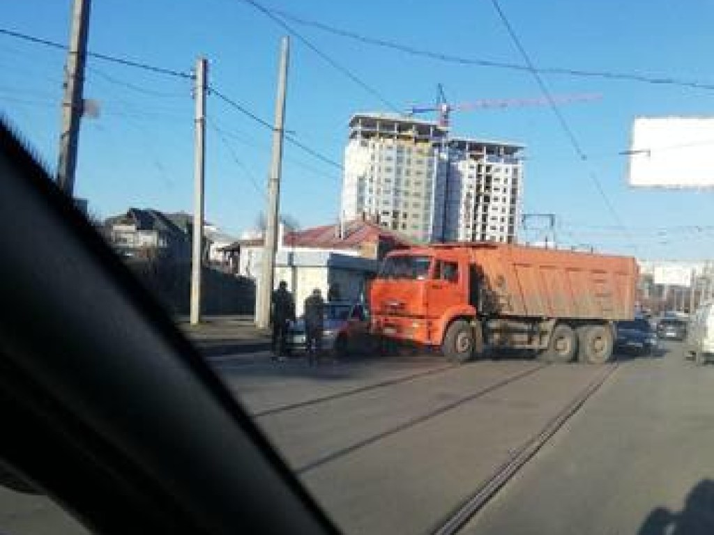 ДТП на мосту: в Харькове грузовик врезался в легковушку (ФОТО)