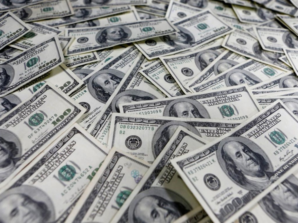 НБУ возобновил поставки наличного доллара в Украину 