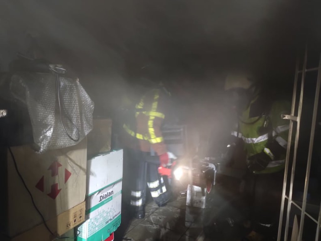 Пожар на Закарпатье: горел офис в центре города (ФОТО)