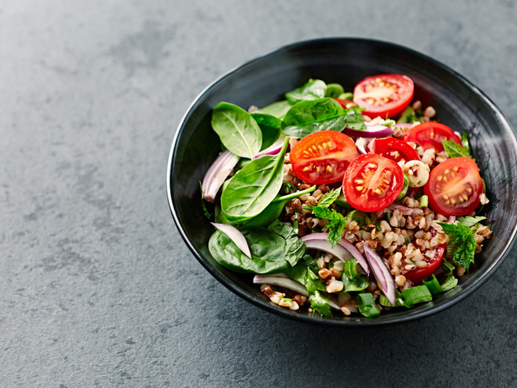 «Витаминная поддержка во время карантина»: готовим дома овощной салат с гречкой