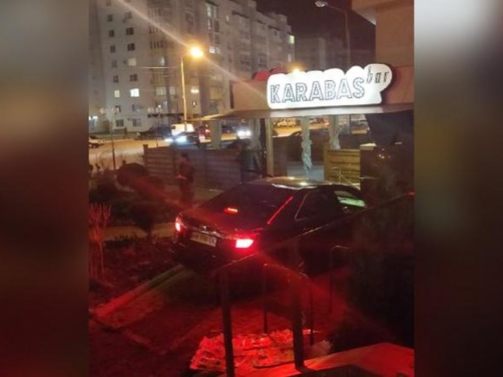 ДТП в Винницкой области: пьяный водитель Toyota въехал в кафе (ВИДЕО) 