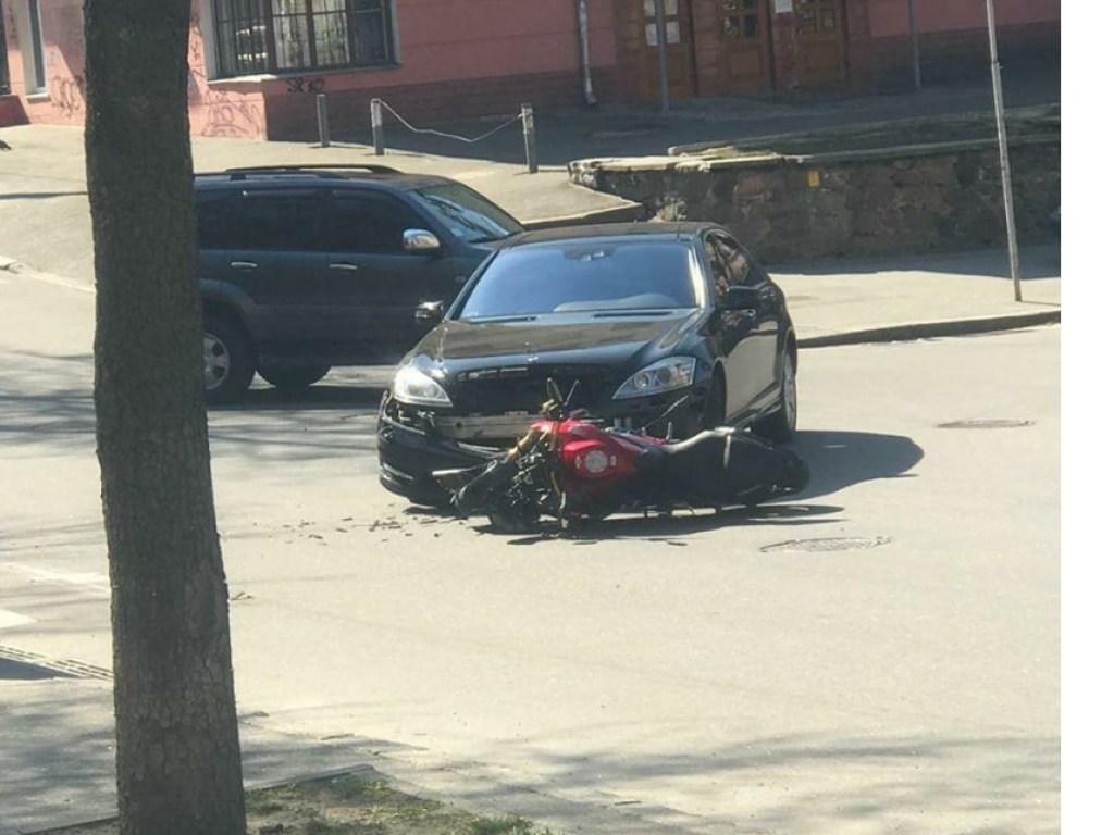 В центре Киева Mercedes протаранил мотоциклиста: есть пострадавшие (ФОТО)